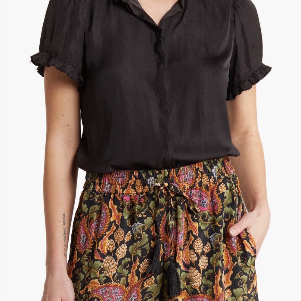 COPY - T Tahari 
Airflow ruffle 
Neck short sleeve top